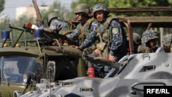 Военные на улицах Андижана, май 2005 года