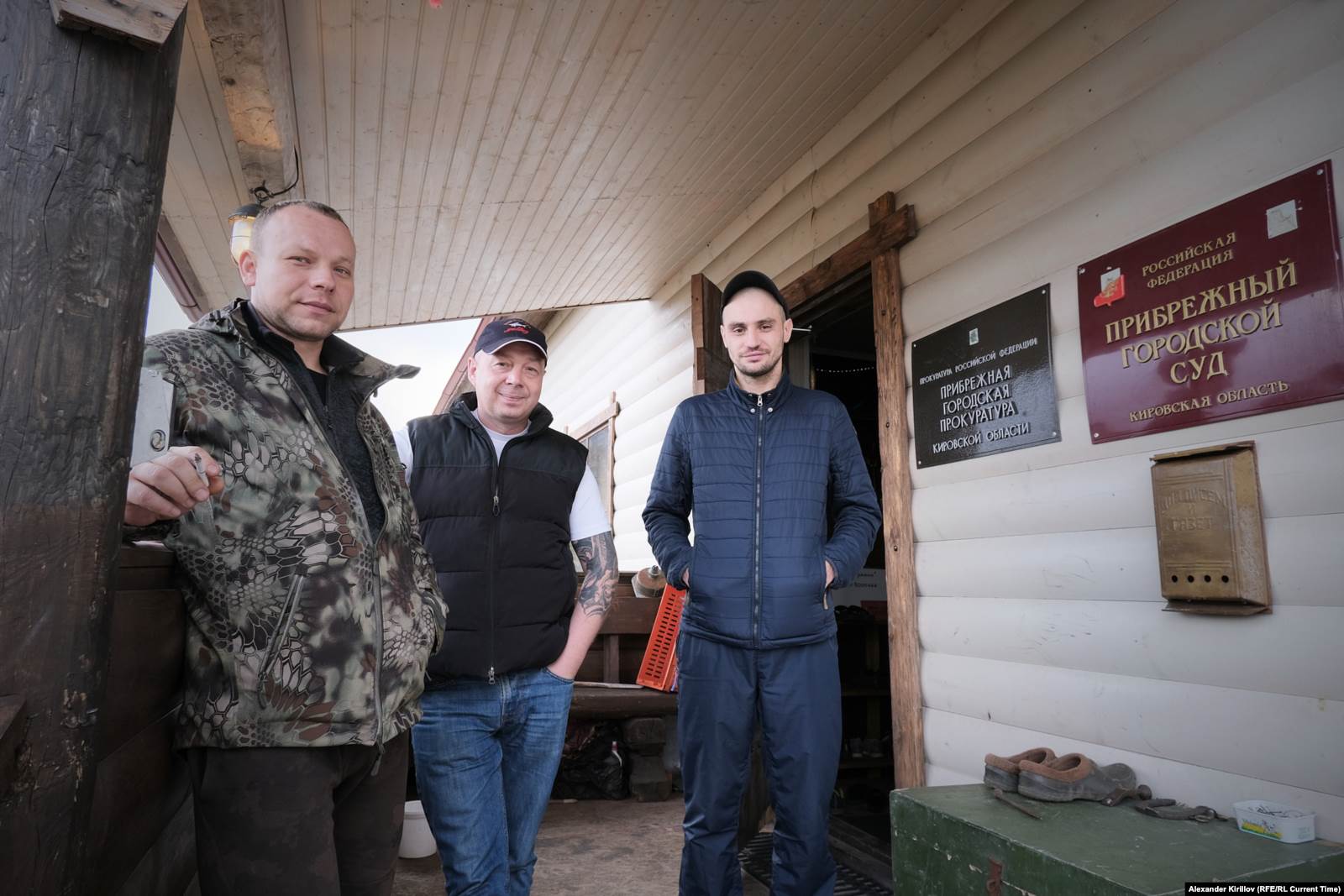  Хозяин гостиницы Алексей Шорин (в центре) и его помощник Тимур Пушкарь (справа)