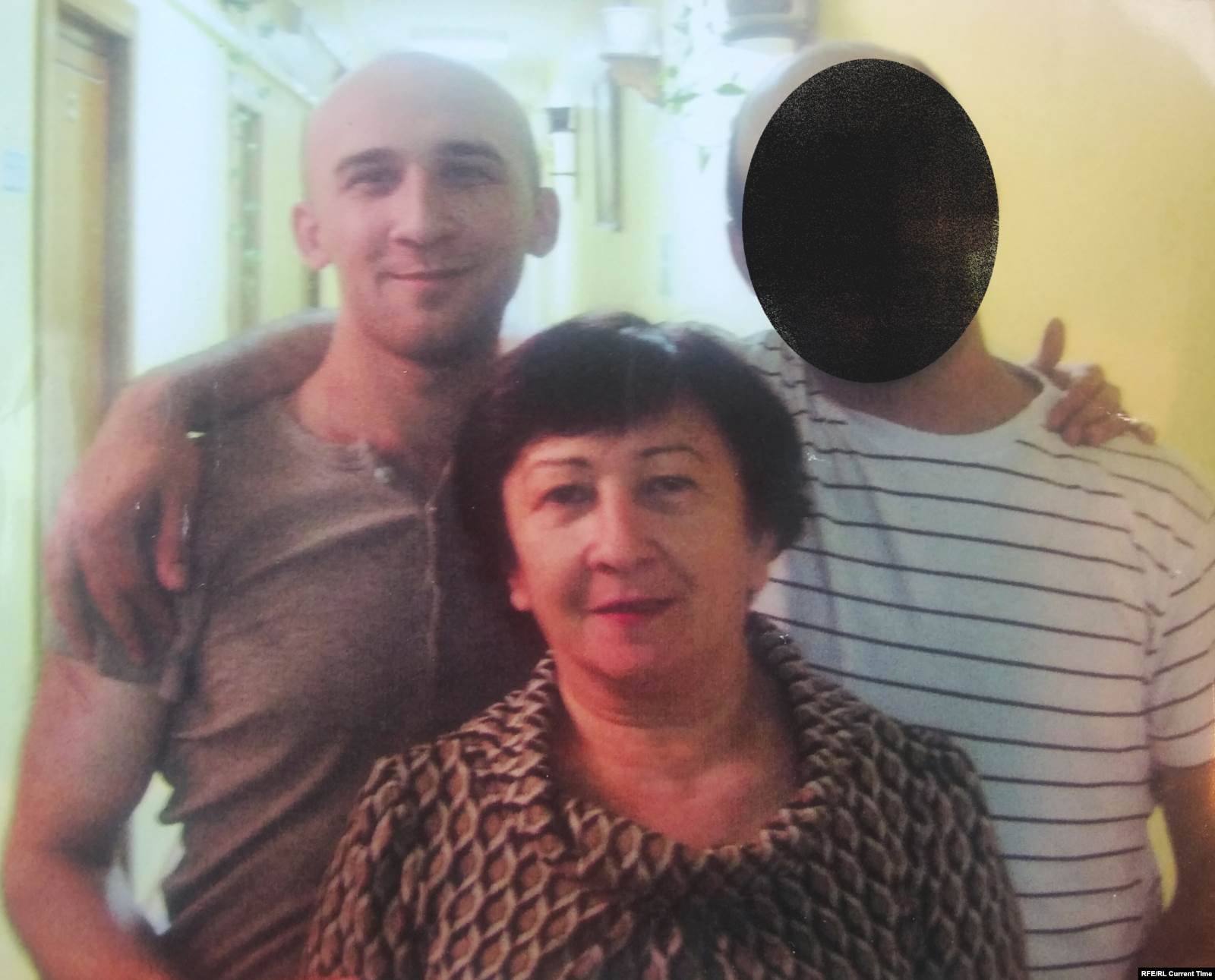 Меджид Мустафаев (слева) с матерью и братом