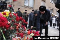 Не все жители дома хотят, чтобы мемориал во дворе дома стал постоянным