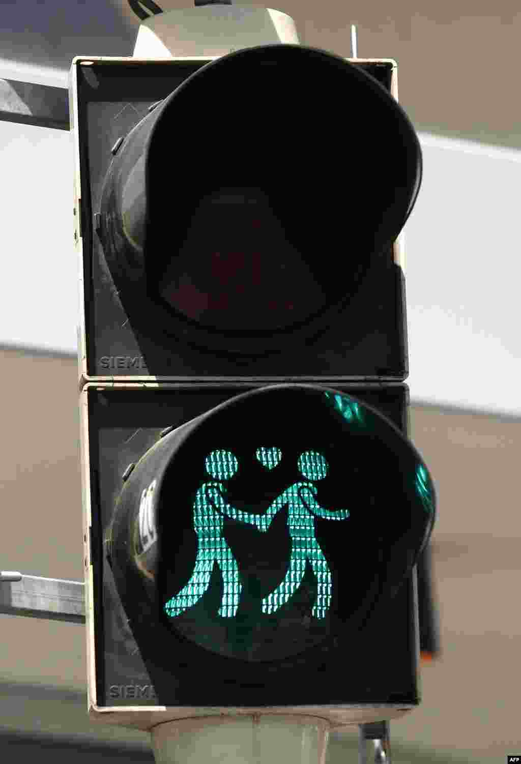 На период проведения "Бала Жизни" и Евровидения в Вене установили "однополые" светофоры