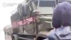 "Оккупанты, домой! Будете по мирным стрелять?" Жители Мелитополя преграждают путь российской военной колонне, военные стреляют в воздух "Оккупанты, домой! Будете по мирным стрелять?" Жители Мелитополя преграждают путь российской военной колонне, военные стреляют в воздух