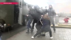 Минский ОМОН задерживает участников празднования Дня Воли Минский ОМОН задерживает участников празднования Дня Воли