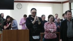 Режиссера Кирилла Серебренникова освободили под подписку о невыезде Режиссера Кирилла Серебренникова освободили под подписку о невыезде