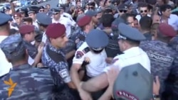 Полиция задерживает участников протеста на проспекте Баграмяна в Ереване Полиция задерживает участников протеста на проспекте Баграмяна в Ереване