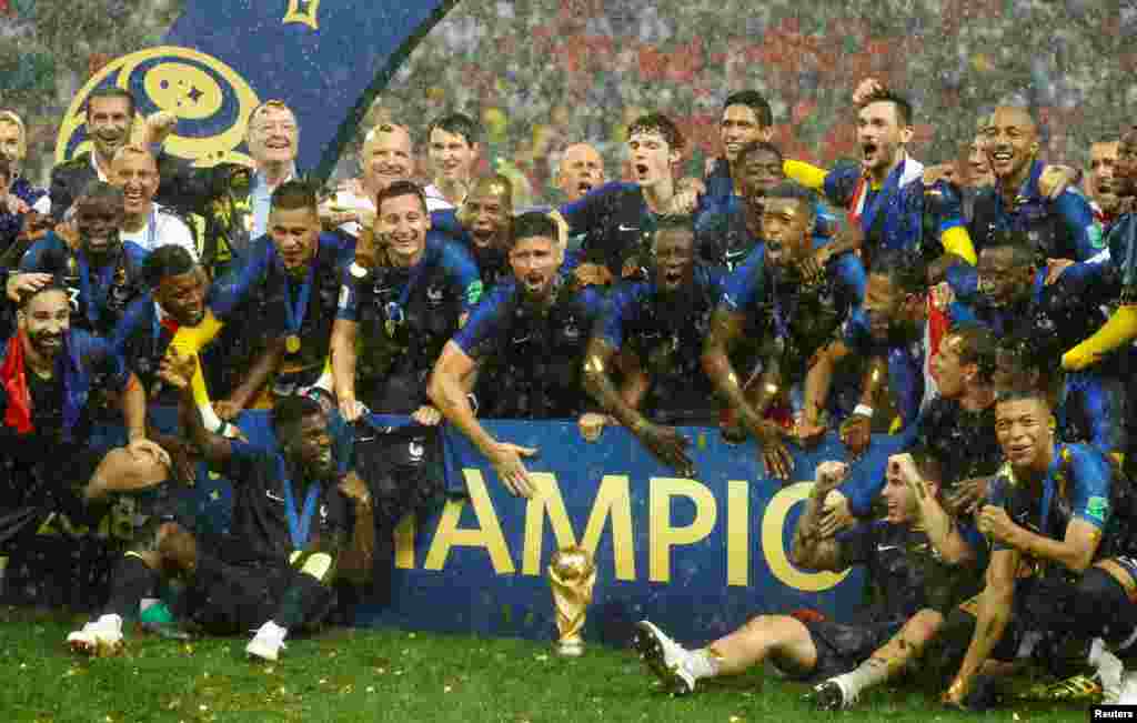 Французские футболисты празднуют победу. Франция второй раз стала чемпионом мира. Ранее она завоевала этот титул в 1998 году на ЧМ, проходившем во Франции. В 2006 году французы тоже выходили в финал, но уступили по пенальти Италии