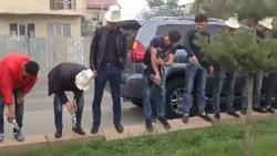 В Бишкеке активисты вылили водку в канаву В Бишкеке активисты вылили водку в канаву