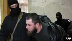 Одного из подозреваемых в убийстве Бориса Немцова - Тамерлана Эскерханова - доставляют в зал суда. 8 марта 2015