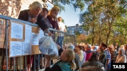 Раздача гуманитарной помощи представителями Рината Ахметова в Донецке