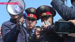 В Бишкеке сторонники оппозиции штурмовали здание КГБ В Бишкеке сторонники оппозиции штурмовали здание КГБ