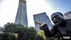 Скульптурная композиция в виде персонажа из кинофильма "Джентльмены удачи" в исполнении актера Евгения Леонова", Москва