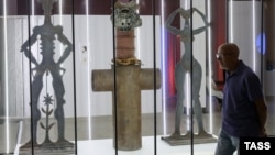 Статуи работы скульптора Вадима Сидура во время выставки в московском Манеже, август 2015 года