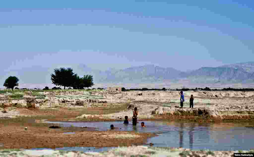 Решение интегрировать племя в общество вызвало недовольство других некоторых этнических групп – они утверждают, что кучис вторгаются на их земли
