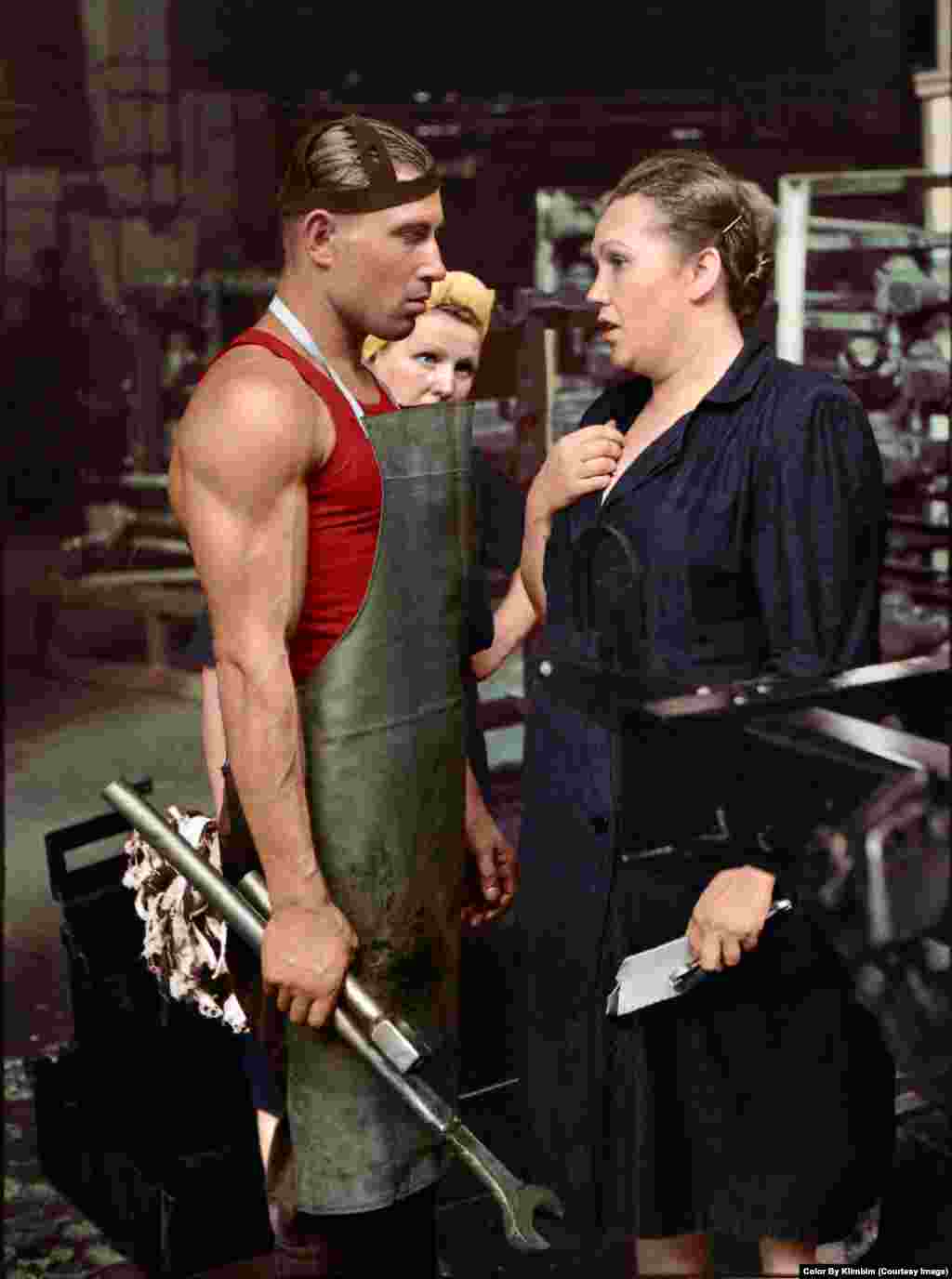 На фото – работник и его начальник на Московском автомобильном заводе, 1954 год