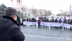 "Работать должны молодые". Митингующие в Бишкеке требуют отставки нового мэра – третьего за три дня "Работать должны молодые". Митингующие в Бишкеке требуют отставки нового мэра – третьего за три дня