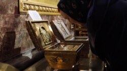 В Казанском соборе Санкт-Петербурга целуют мощи и вируса не боятся В Казанском соборе Санкт-Петербурга целуют мощи и вируса не боятся