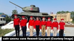 Учащиеся школы села Нижний Цасучей в форме "Движения первых"