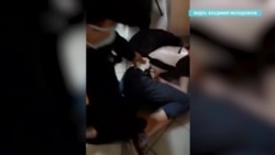 Полицейские сломали руку журналисту на избирательном участке Полицейские сломали руку журналисту на избирательном участке