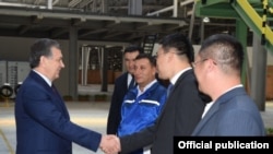 Президент Узбекистана Шавкат Мирзиёев с представителями общественности