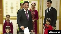 Президент Туркменистана с сыном Сердаром и другими членами семьи