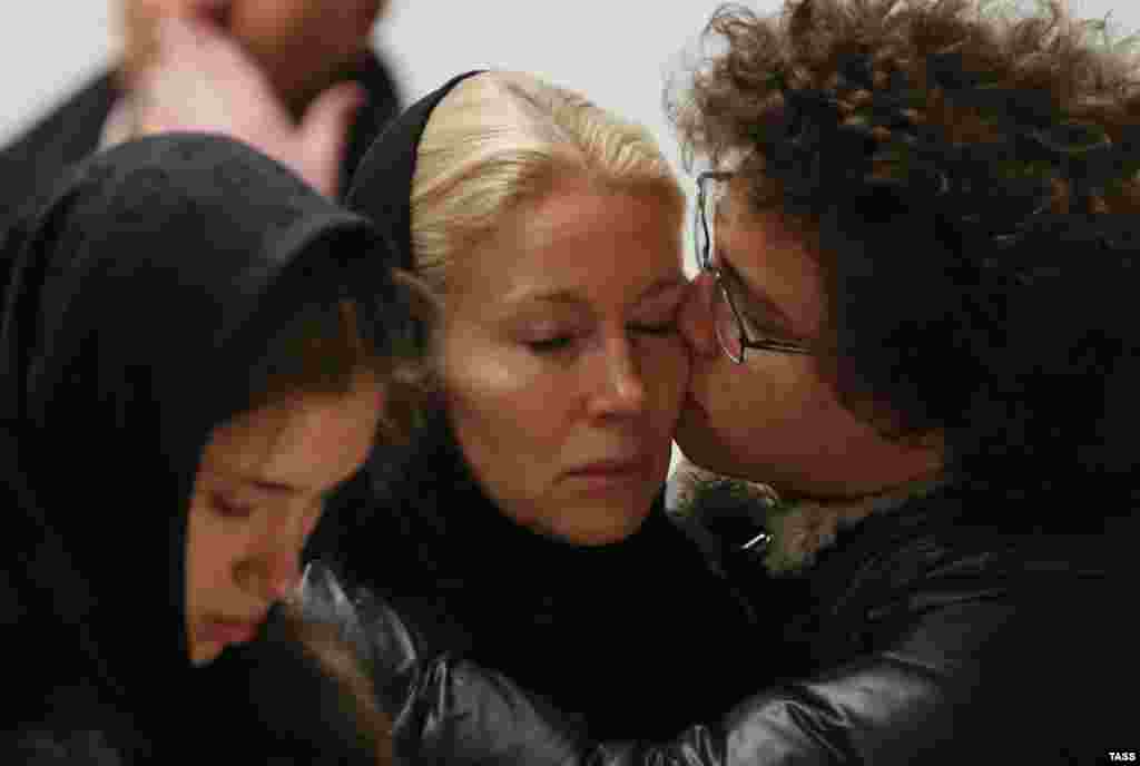 Журналистка Екатерина Одинцова с дочерью Немцова Диной и сыном Антоном на церемонии прощания в Сахаровском Центре в Москве 