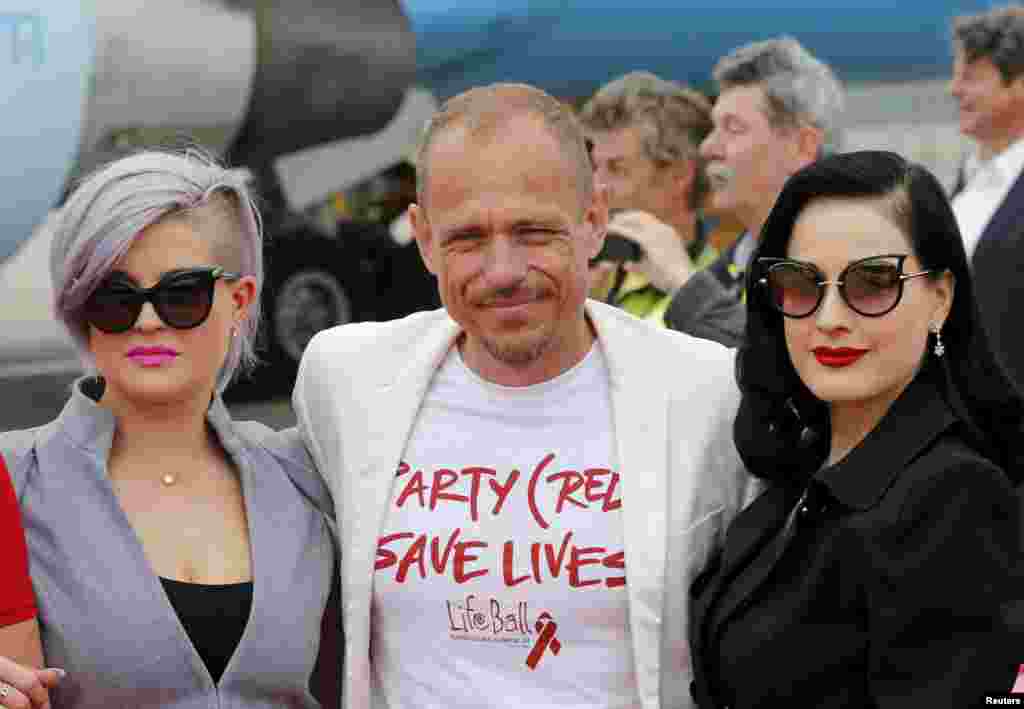 Основатель благотворительной акции "Бал Жизни" Гери Кеслер с танцовщицей Дитой Фон Тиз (справа) и Келли Осборн (слева)  