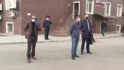 В Нур-Султане предприниматели у здания Минобороны требовали вернуть им их деньги В Нур-Султане предприниматели у здания Минобороны требовали вернуть им их деньги