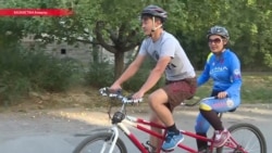 Пилот для незрячего велосипедиста. Рассказываем о его работе на веломарафоне в Алма-Ате Пилот для незрячего велосипедиста. Рассказываем о его работе на веломарафоне в Алма-Ате