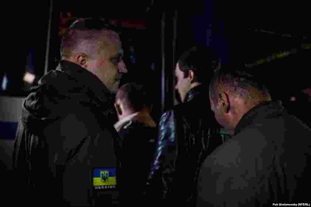 Донецк, обмен пленными между сепаратистами "ДНР" и киевскими силовиками, представители "ДНР" отпустили 16 человек. Фото Петр Шеломовский, "Настоящее время" 