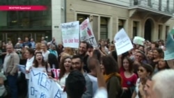 "Их просто хотят заткнуть". В Венгрии и по всей Европе развернулась кампания в поддержку ЦЕУ "Их просто хотят заткнуть". В Венгрии и по всей Европе развернулась кампания в поддержку ЦЕУ