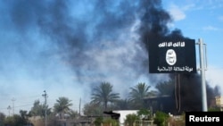 Флаг экстремистской группировки "Исламское государство" (иракская провинция Дияла, 24 ноября 2014 года)