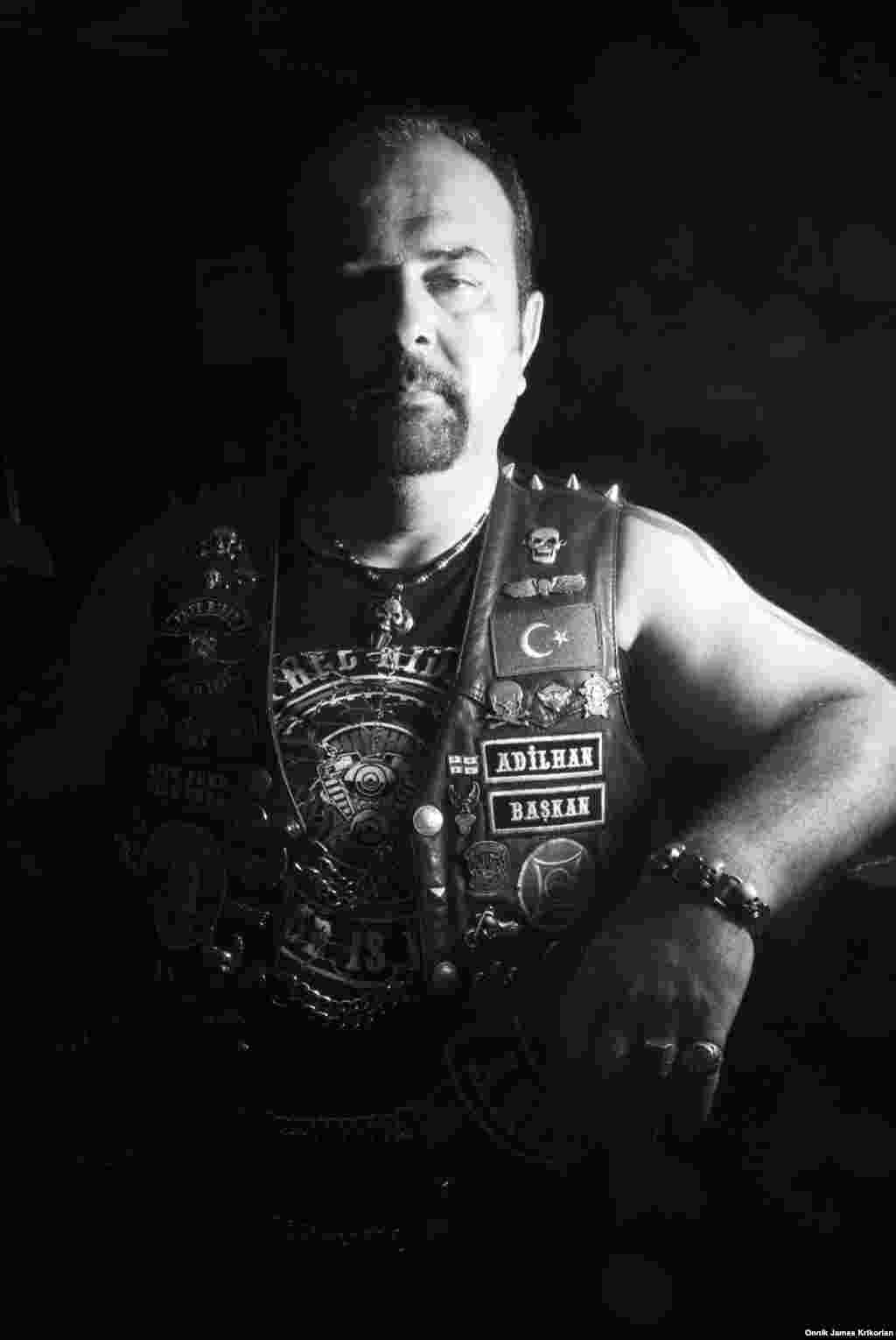 На фото – Адилхан Адилоглу в байкерском баре