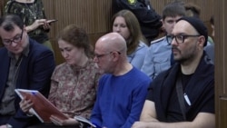 "Это может коснуться каждого". Поддержать Серебренникова в суде пришли сотни человек "Это может коснуться каждого". Поддержать Серебренникова в суде пришли сотни человек