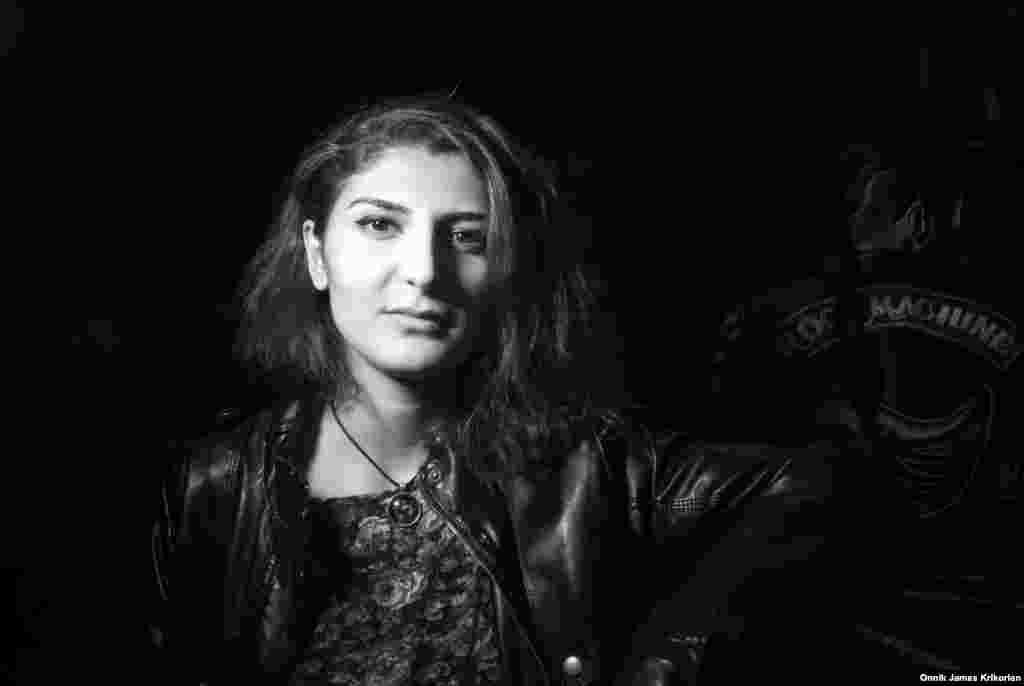 "Моя душа жаждет приключений, я хочу увидеть весь мир. Мне нравится эта сумасшедшая атмосфера и свобода людей, которые состоят в клубе", – рассказывает Катя Дардзули, выпускница психологического факультета одного из университетов Тбилиси