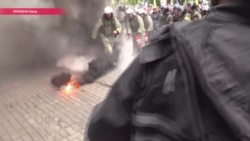 Дымовые шашки, краска, яйца и картошка: столкновения в Киеве на акции "Бессмертный полк" Дымовые шашки, краска, яйца и картошка: столкновения в Киеве на акции "Бессмертный полк"
