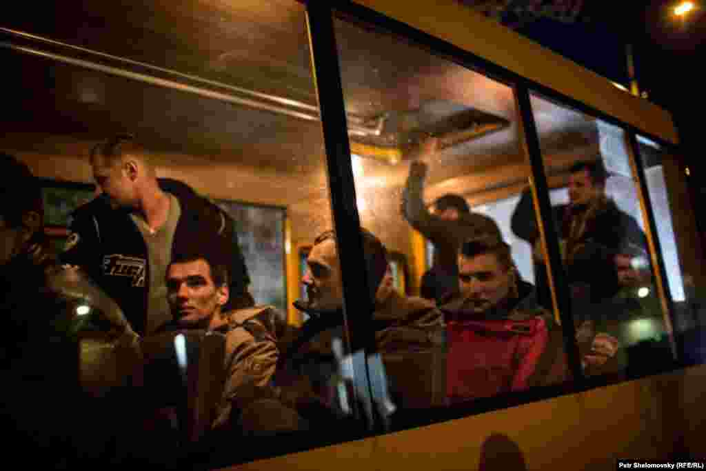 Донецк, обмен пленными между сепаратистами "ДНР" и киевскими силовиками, представители "ДНР" отпустили 16 человек. Фото Петр Шеломовский, "Настоящее время" 