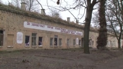 Белорусcкий активист расписал казармы Брестской крепости цитатами Сталина Белорусcкий активист расписал казармы Брестской крепости цитатами Сталина