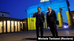 Эммануэль Макрон и Олаф Шольц у Бранденбургских ворот, 9 мая 2022