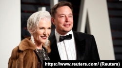 Мэй Маск с сыном — американским бизнесменом и основателем SpaceX Илона Маска