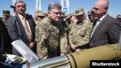 Петр Порошенко осматривает новейшие образцы украинской военной техники