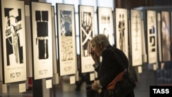 Посетитель Музея Толерантности, посвященного Холокосту