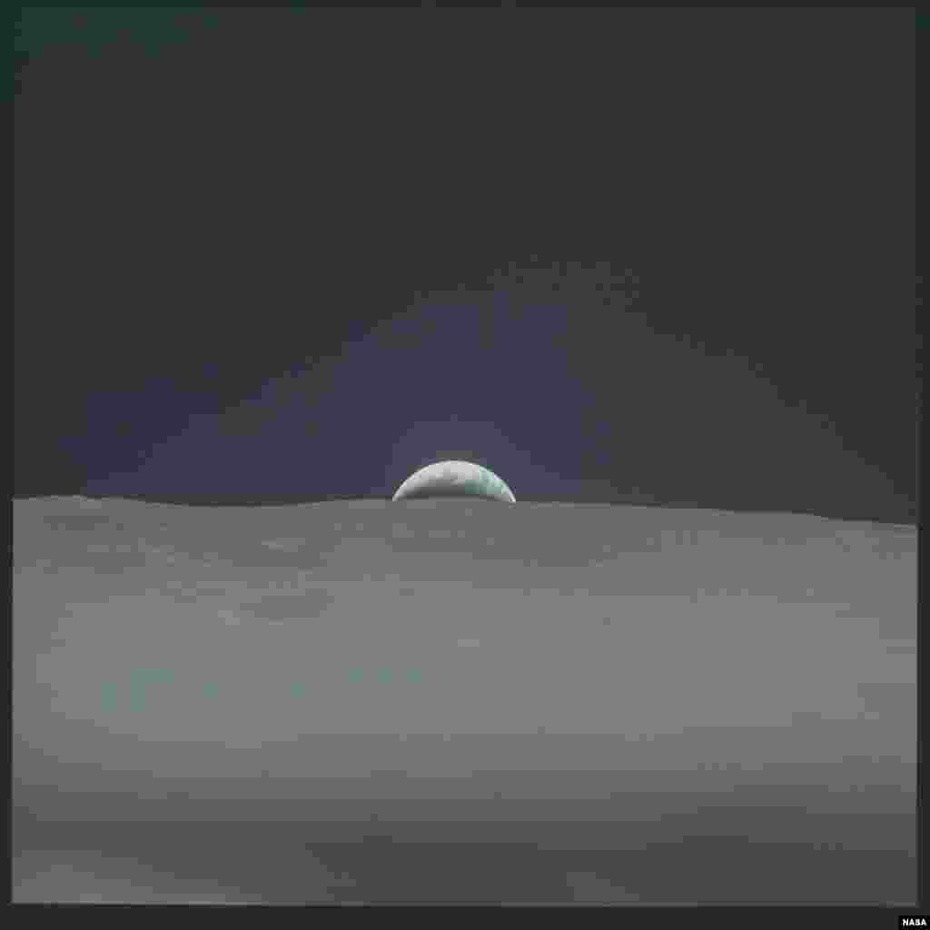 По прибытии на Землю, космонавты отправлялись на трех-недельный карантин. Им было запрещено покидать корабль и снимать специальные костюмы во время прогулок, чтобы не заразить окружающих "лунными микробами"