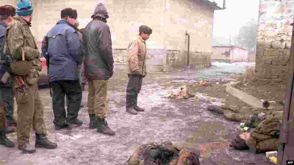 После того, как сотни российских военных погибли во время первого штурма, Россия поменяла тактику На фото – чеченцы осматривают тела российских солдат, 1 января 1995 года