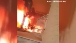 Житель Греции снял бушующие рядом с его домом лесные пожары Житель Греции снял бушующие рядом с его домом лесные пожары