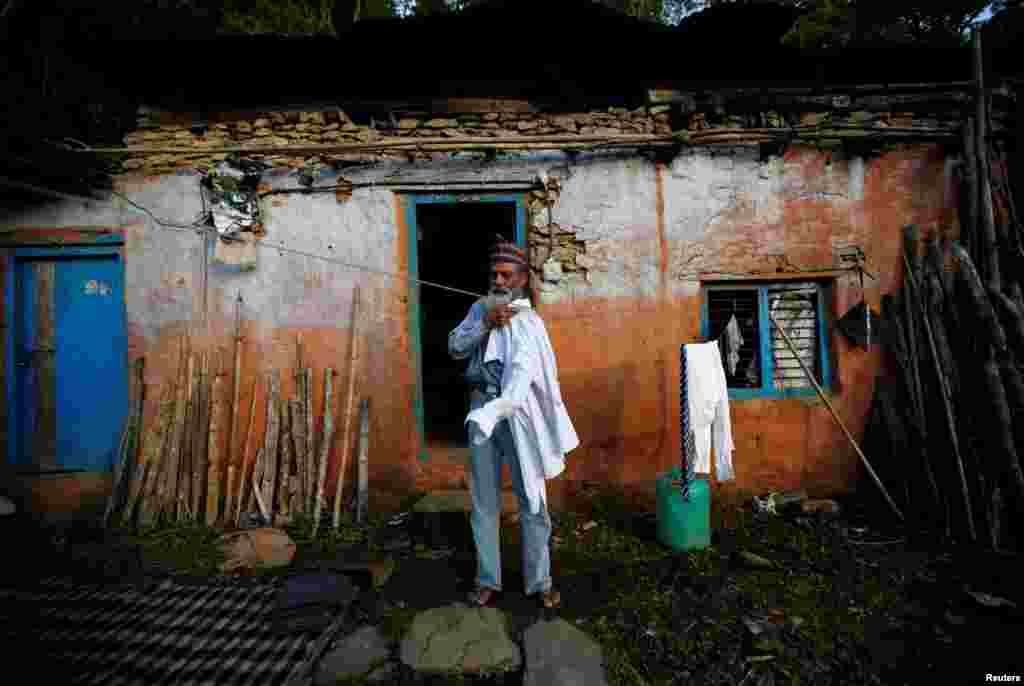 У Дурги шесть детей и восемь внуков. У всех них получилось закончить школу и вырваться из бедствующей деревни, в которой до сих пор живет старик  