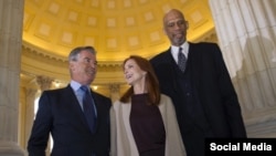 Пирс Броснан, Марсия Кросс и Карим-Абдул Джаббар собирают деньги на борьбу с раком