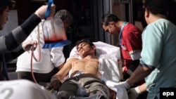 Турецкие медики в Килисе помогают раненым при обстрелах в сирийском Азазе