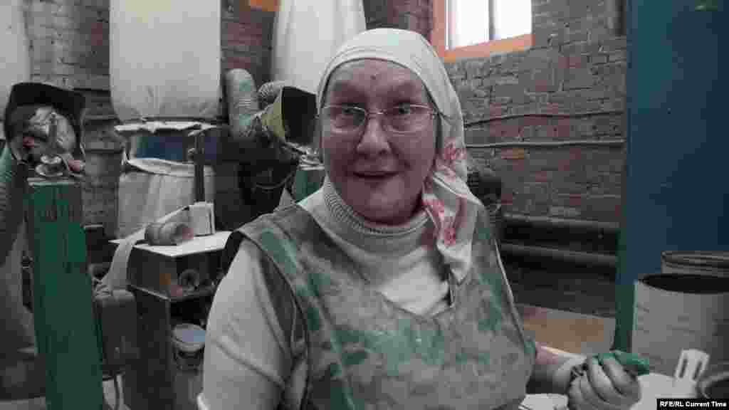 Татьяна Дедюхина уже семь лет работает шлифовальщицей по дереву на фабрике по производству гитар в Ижевске. По ее словам, за все это время она ни разу не была в отпуске и ни на что бы не променяла свою работу:  "Видимо, у меня душа деревянная – тянет к деревяшкам! – говорит она. – Знаете, у меня какая гордость? Что я тоже делаю эту музыку. Еду где-нибудь в транспорте и вижу, что едут мальчики и девочки с гитарами, в футлярах. И думаю: "А может быть у них наша гитара, а может быть я её и делала!" Посмотреть фильм о том, кто и как делает в России гитары. 