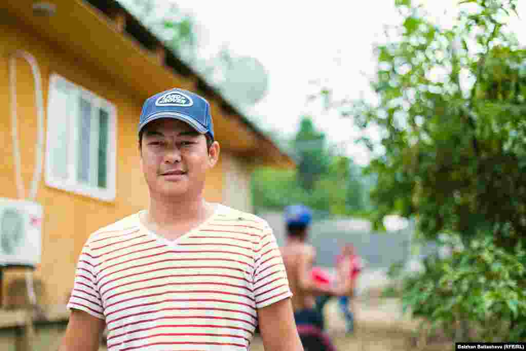 На фото - местный житель Алексей рассказывает, что в ночь, когда сошел сель, он слышал шум воды. Он разбудил беременную жену и двоих детей. "Выйти через дверь мы уже не могли, пришлось лезть через окно", -  рассказывает Алексей