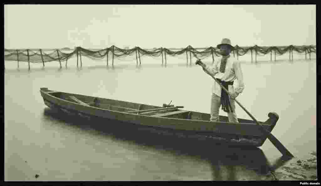 Полесский крестьянин в характерной для этой местности шляпе на Городищенском (Полесском) озере в Пинском районе Брестской области. Озеро находится рядом с городом Городище